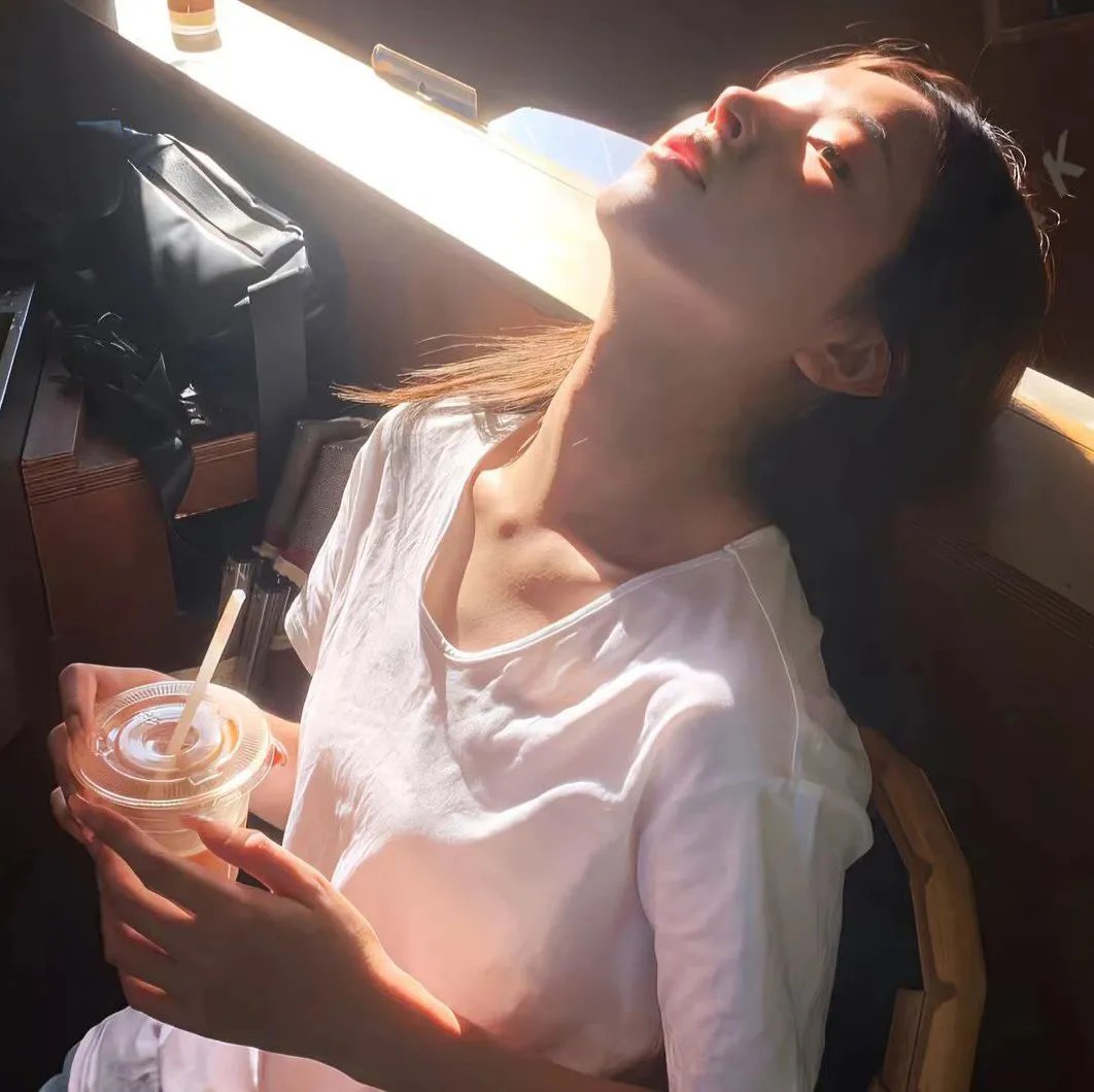 坐推土机的少女